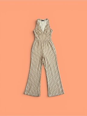 Sleeveless V-Neck Beige Wave-Print Jumpsuit